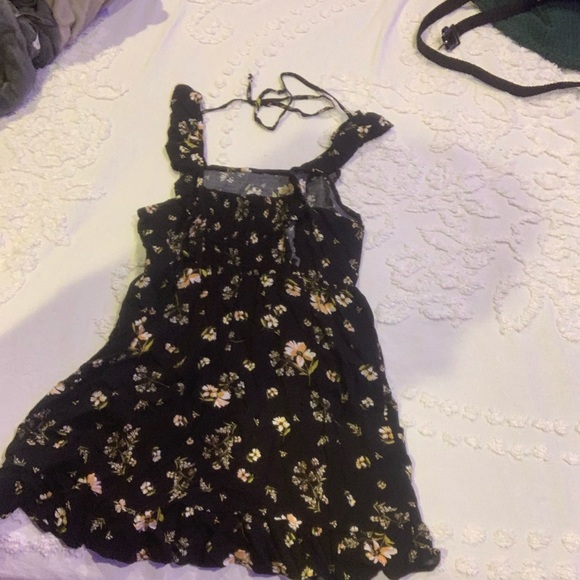 A floral dress that ties in the back, in size small. - Picture 2 of 4